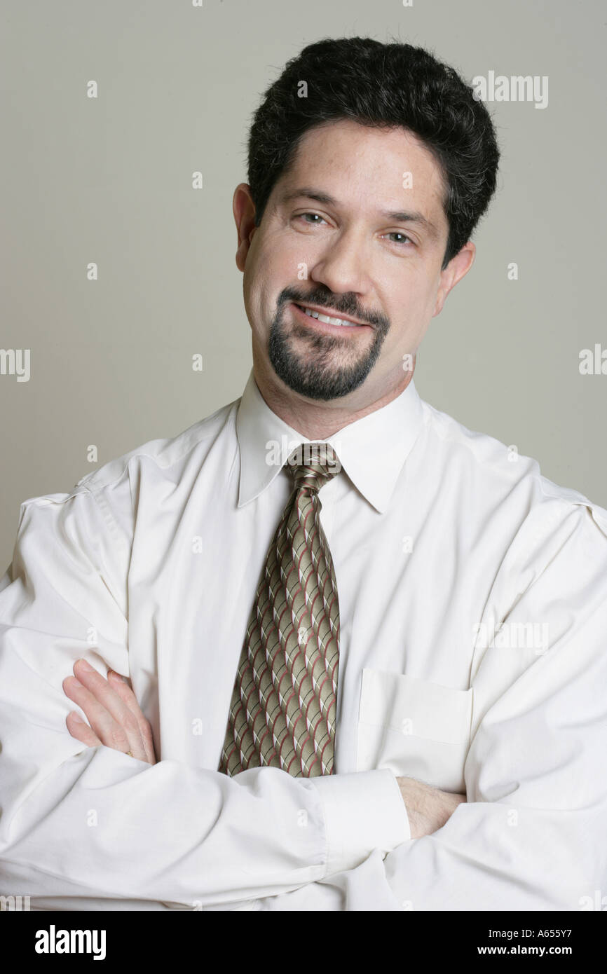 Ritratto di un uomo che indossa una camicia bianca e cravatta. Foto Stock