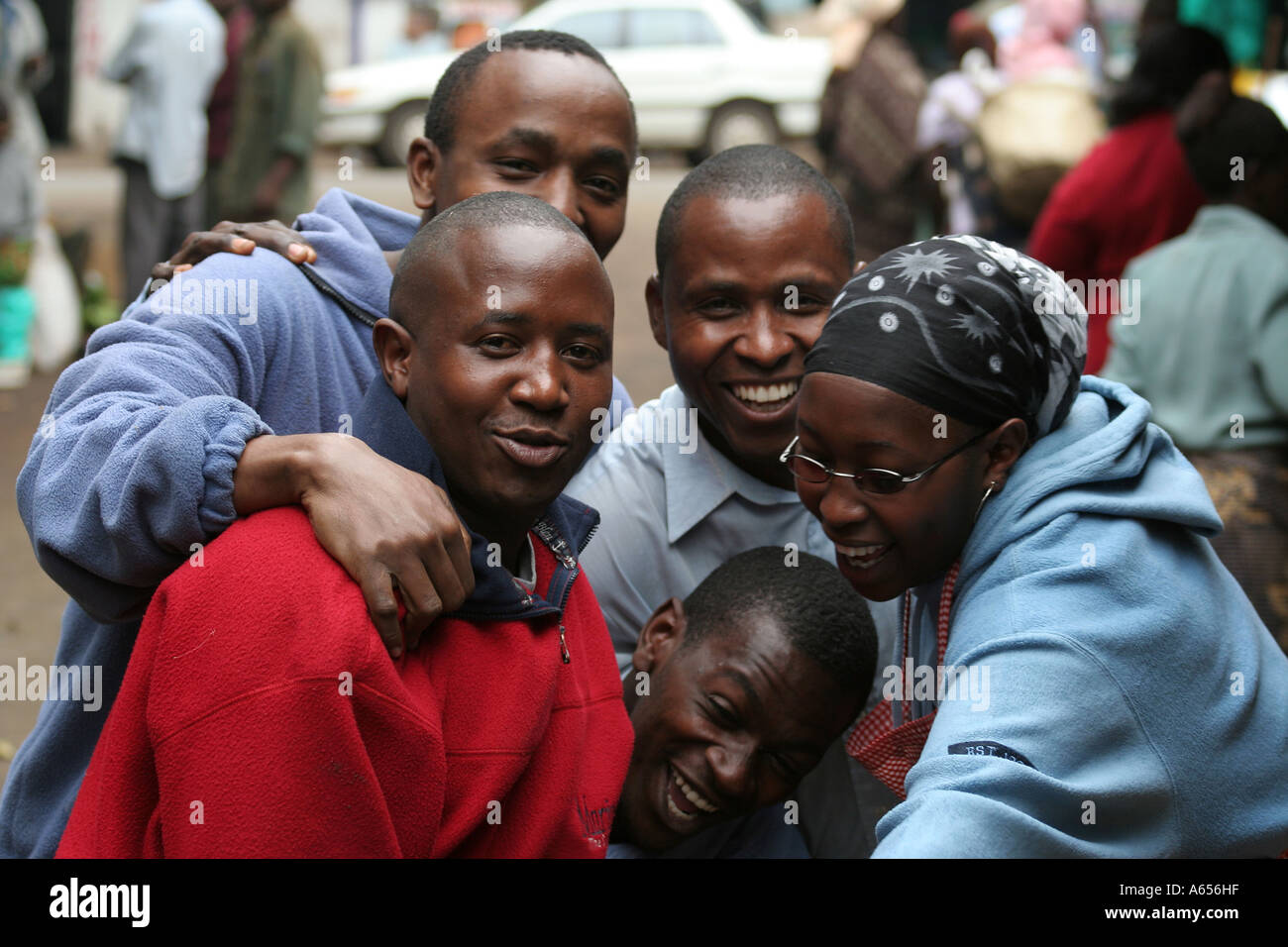 Gruppo di giovani keniote di uomini e donne in un mercato di frutta e verdura, Nairobi, Kenia Foto Stock