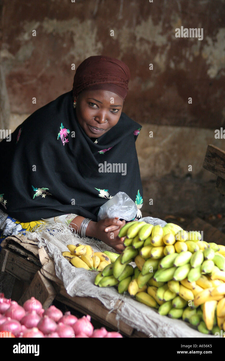 Nairobi, Kenya, donna in un mercato di vendita di frutta fresca Foto Stock