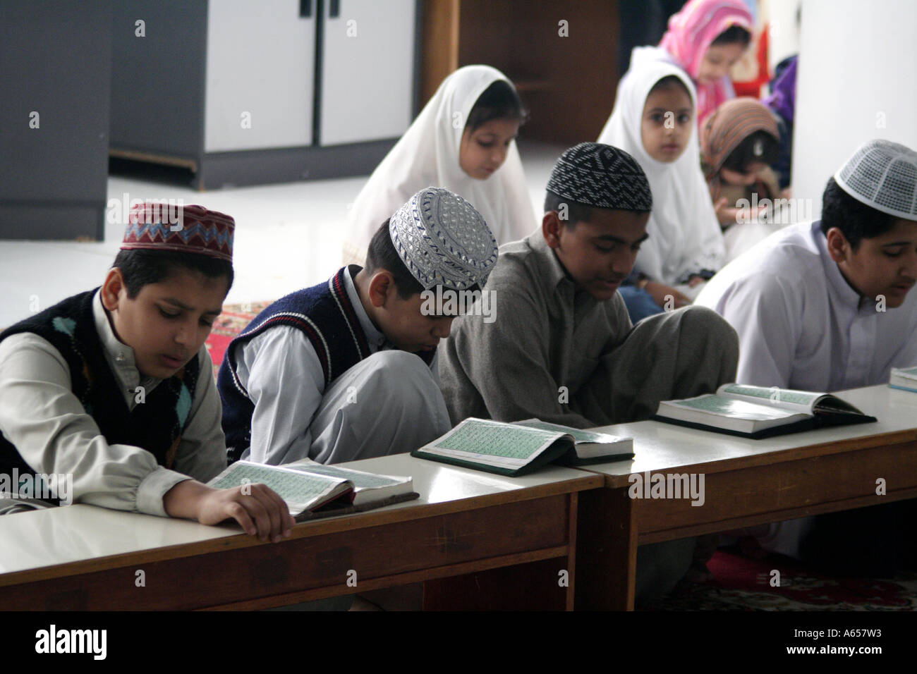 Studenti musulmani studiare il Corano all'interno della moschea di Kowloon e centro islamico, Hong Kong, Cina Foto Stock