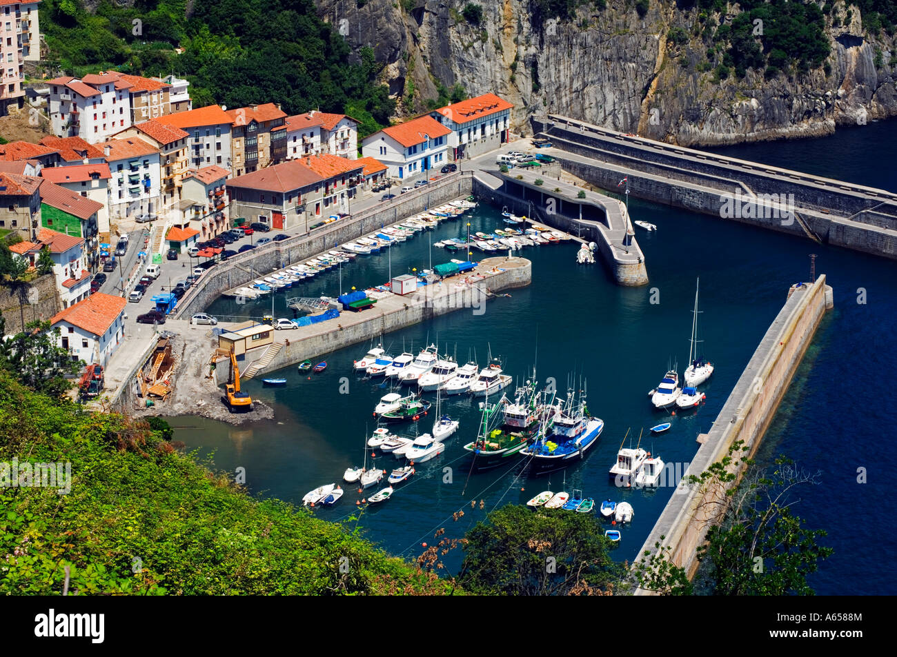 Vista collina di piccola città portuale Elantxobe Foto Stock