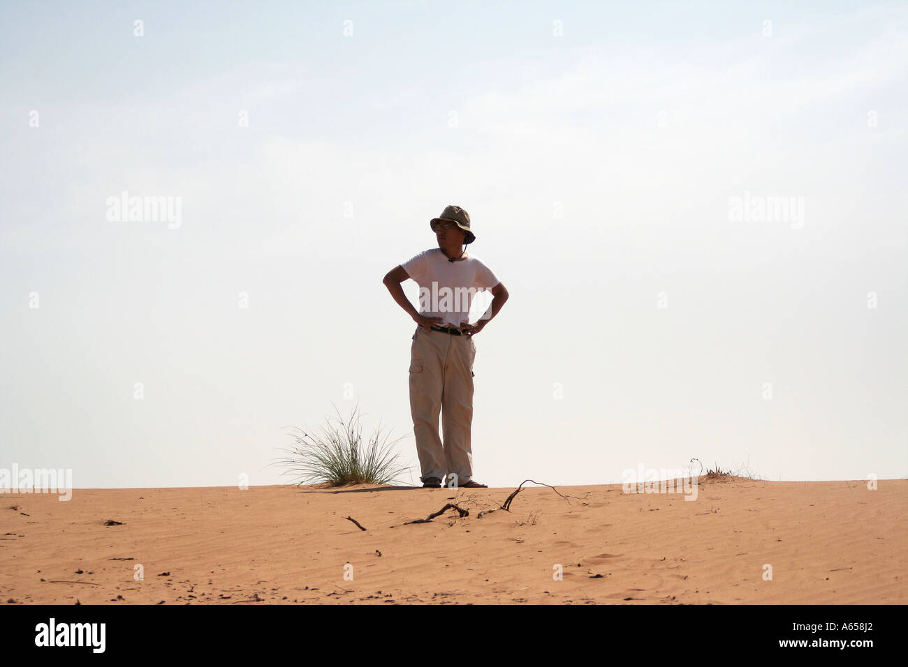 Wahiba Sands, Sharqiya, Oman, visitatore straniero si aggira le interminabili dune di sabbia Foto Stock