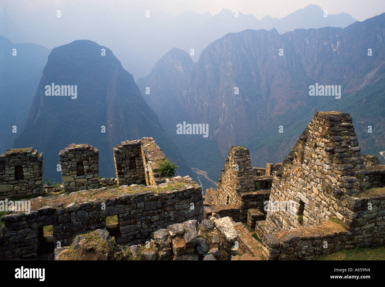 Edificio Inca rovine e le montagne sullo sfondo il Machu Picchu Foto Stock