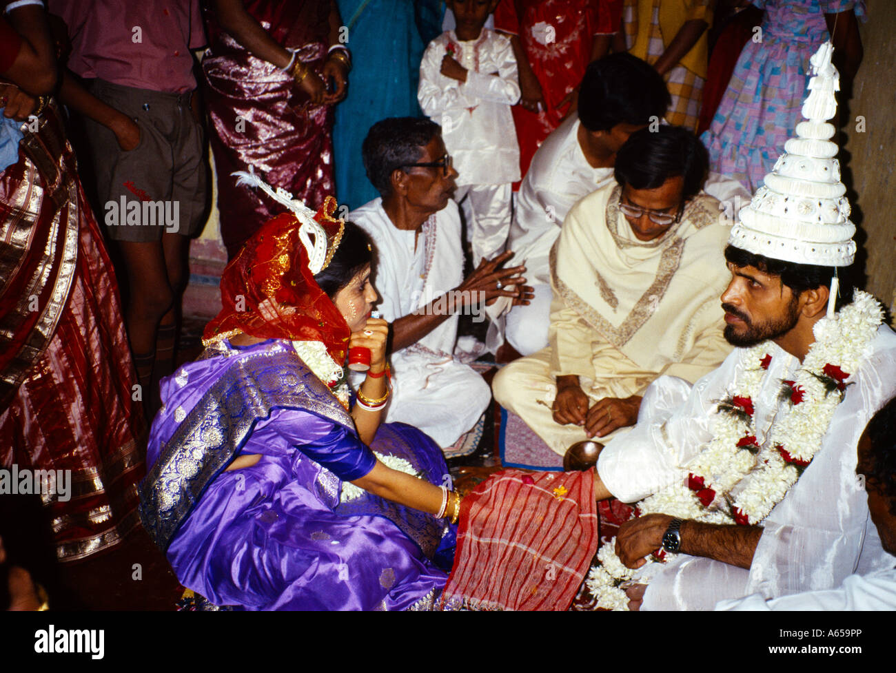 Kolkata India sposa e lo Sposo mani congiunte durante le cerimonie Foto Stock