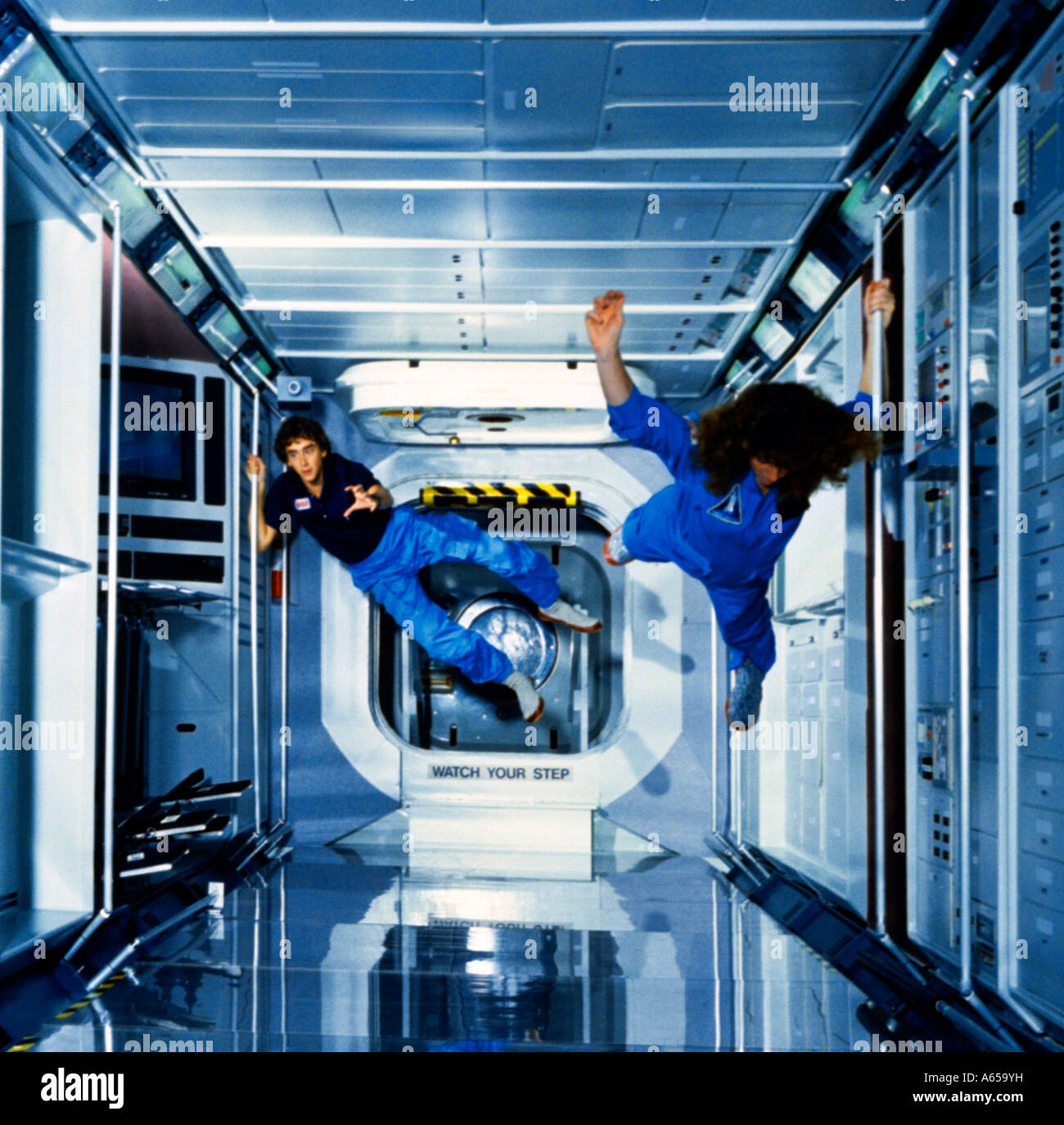 Space Station Mock Up Space Shuttle Program Engineers in Evaluation Foto Stock