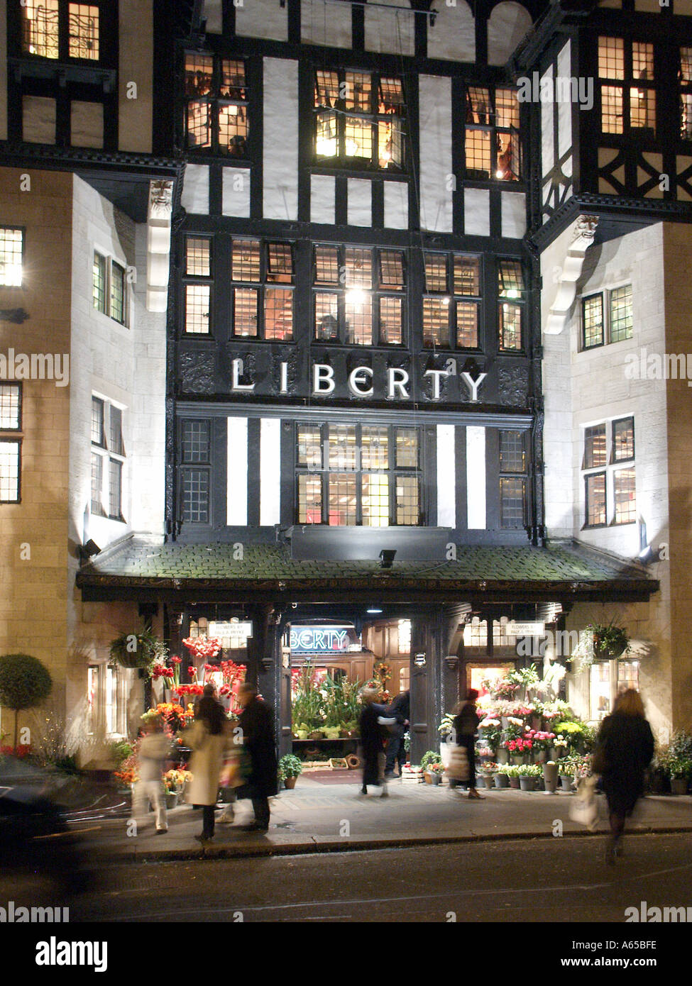 Grande magazzino di lusso Liberty nel famoso edificio Tudor in finto 2003 per gli amanti dello shopping in Great Marlborough Street West End Londra Inghilterra Regno Unito Foto Stock