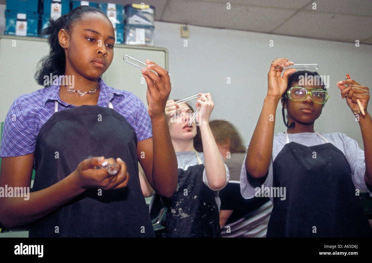 Detroit Michigan agli studenti di fare un esperimento di un ottavo grado di classe della scienza a scuola di amici a Detroit Foto Stock