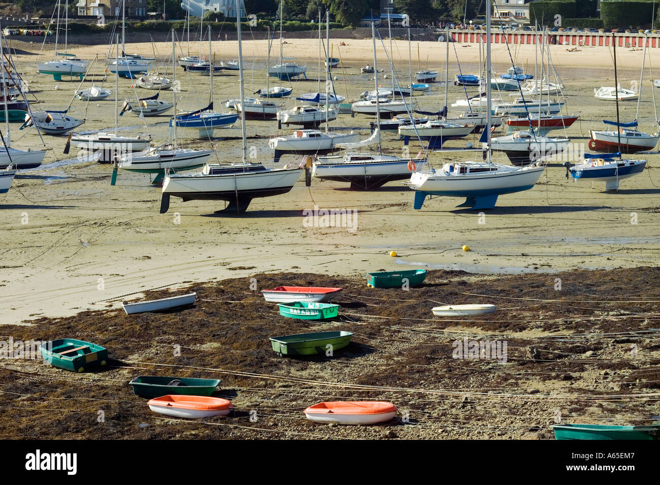 Barche a vela a bassa marea - Saint Briac Sur Mer COVE Bretagna Francia Foto Stock