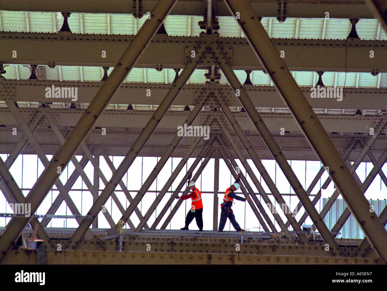 Scaffolders controllare i supporti del tetto del treno di Waterloo Shed. Esso copre il 19 piattaforme della stazione. Foto Stock