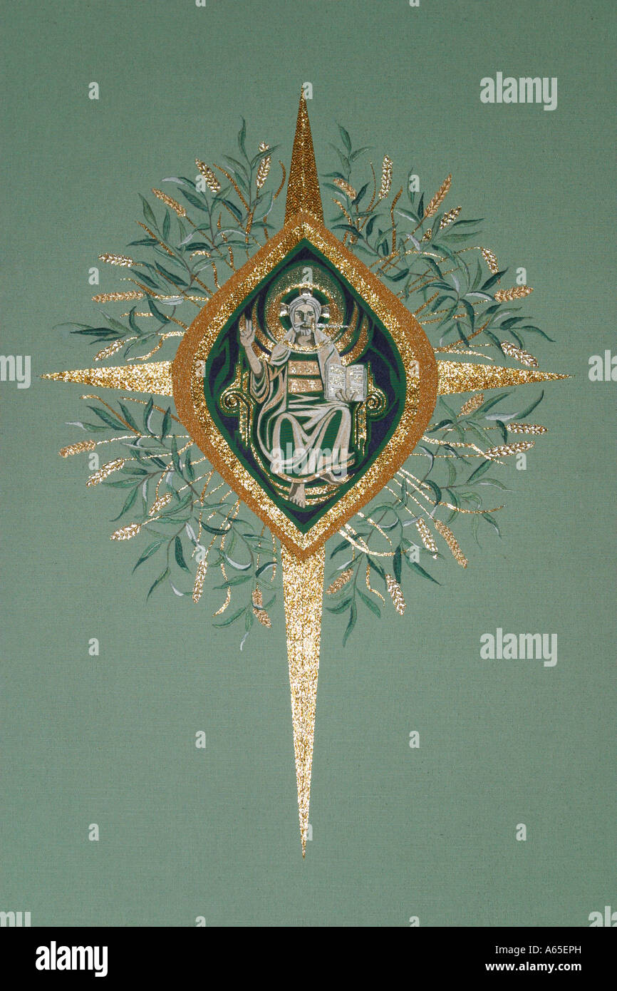 Sezione di altare ricamato raffigurante Cristo nel Giudizio alla Cattedrale di Chichester, West Sussex, Inghilterra Foto Stock