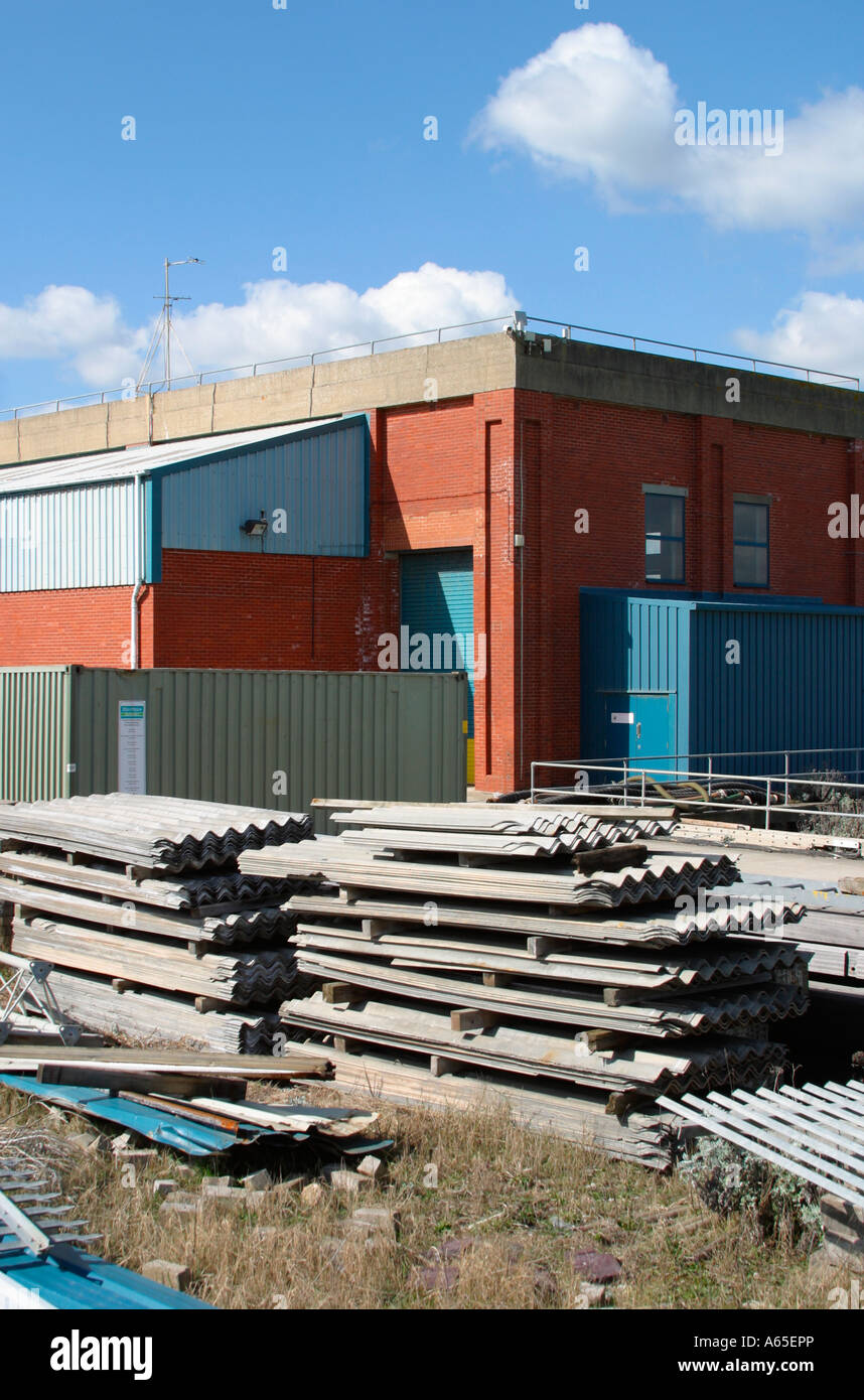 Pile di fogli di ferro ondulato sul sito di costruzione dell'Inghilterra sudorientale Foto Stock