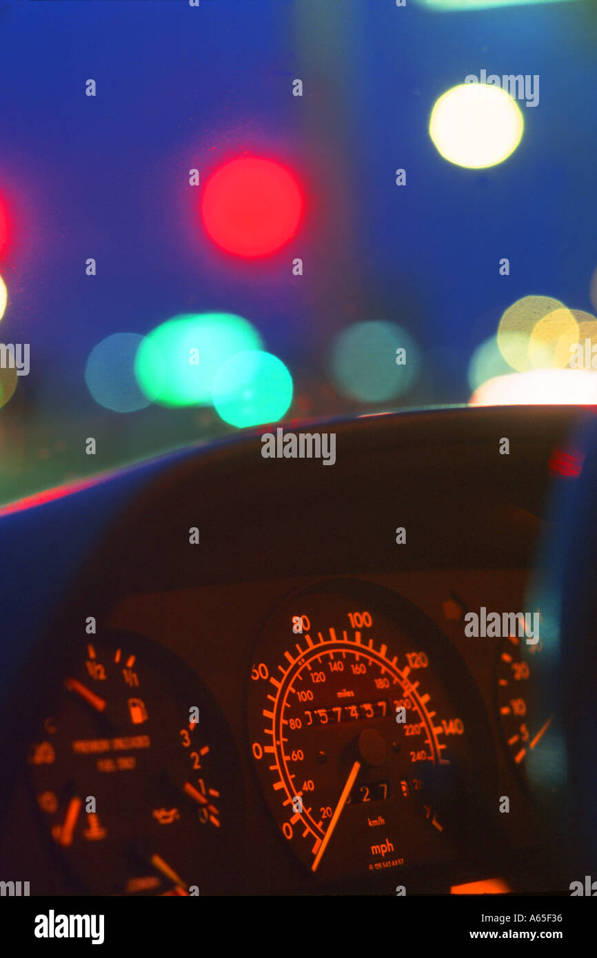 Cruscotto di automobile e luci di strada di notte abstract Foto Stock