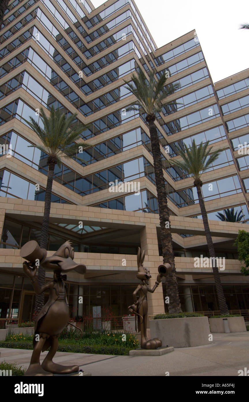 Donald Duck e Bugs Bunny nella parte anteriore della Warner Brothers uffici aziendali. Foto Stock