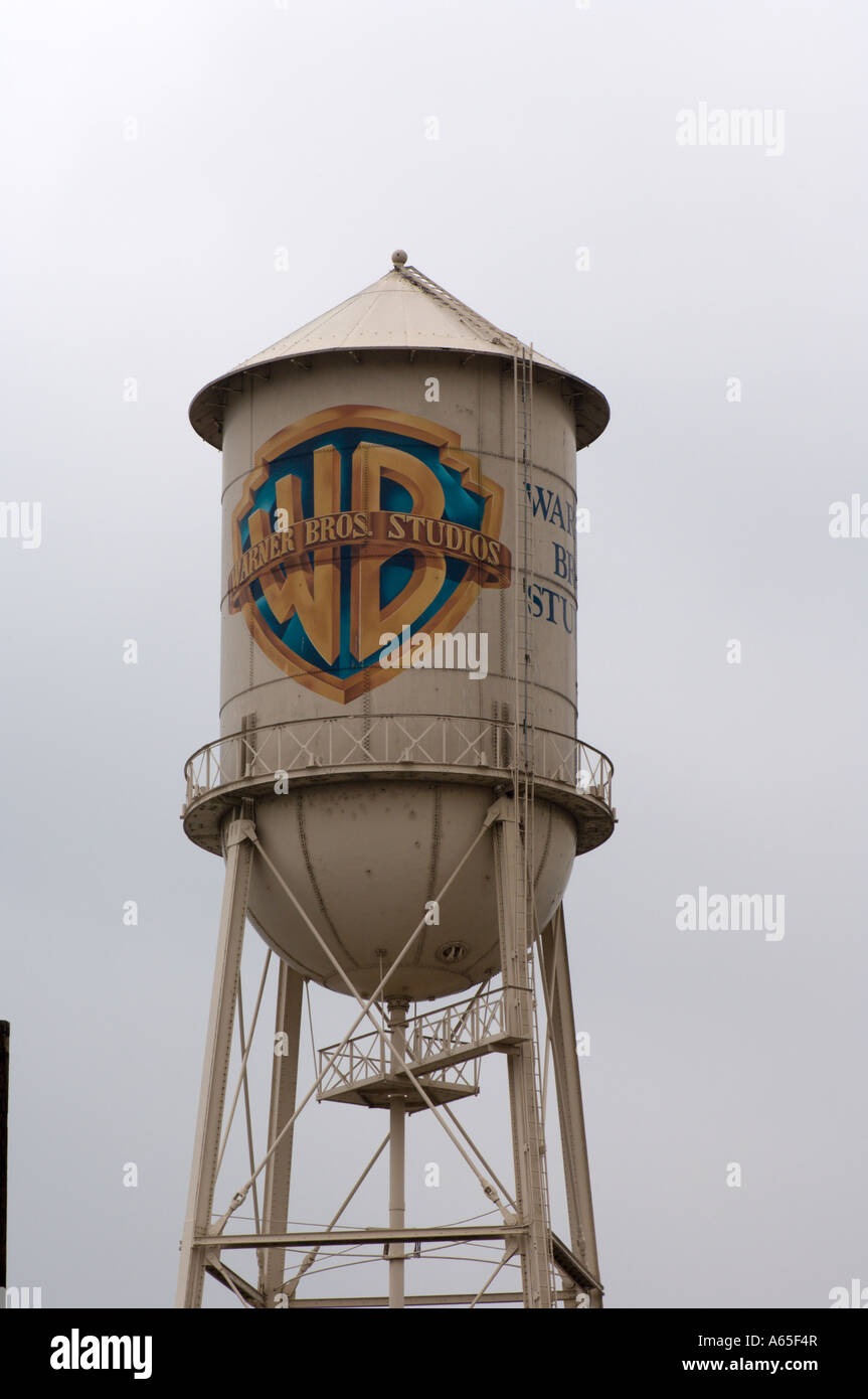 La Warner Brothers simbolo - water tower con il loro logo. Foto Stock