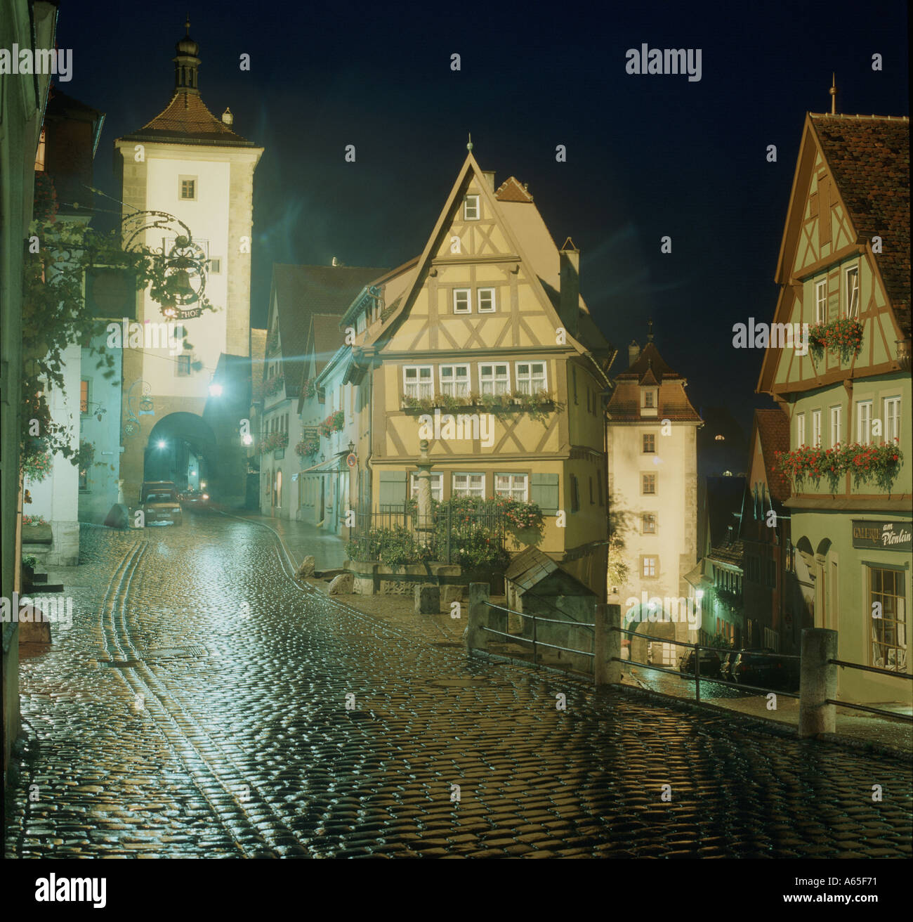 Rothenburg Germania in una piovosa notte con mezza case con travi di legno Foto Stock