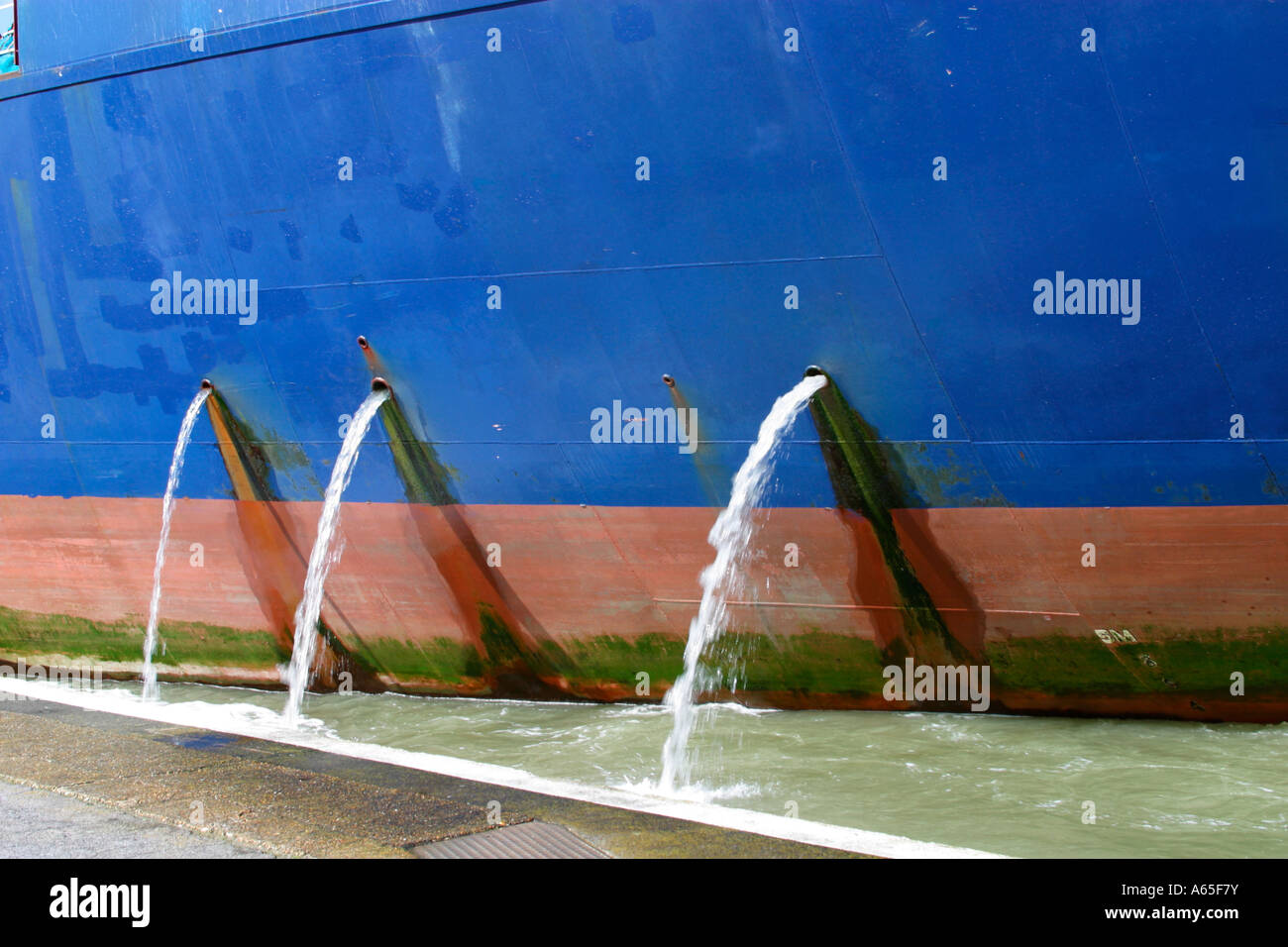 Acqua pompata fuori dello scafo di Humber Fisher attraverso la nave di per sé di pompaggio del sistema di refrigerazione. Foto Stock
