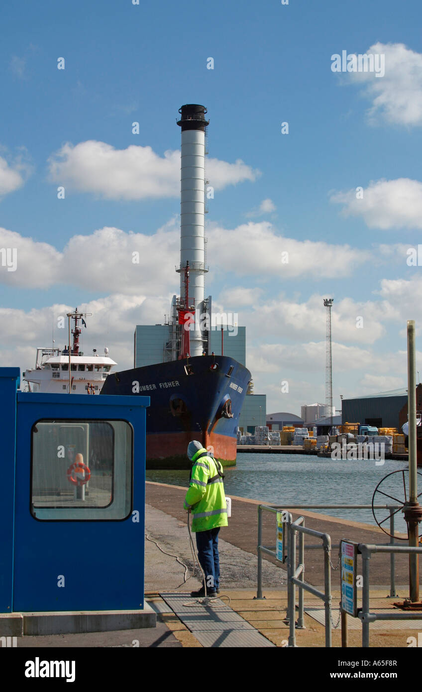 L'Humber Fisher si avvicina alle porte di blocco a Port of Shoreham, Sussex, Inghilterra, Regno Unito. Foto Stock