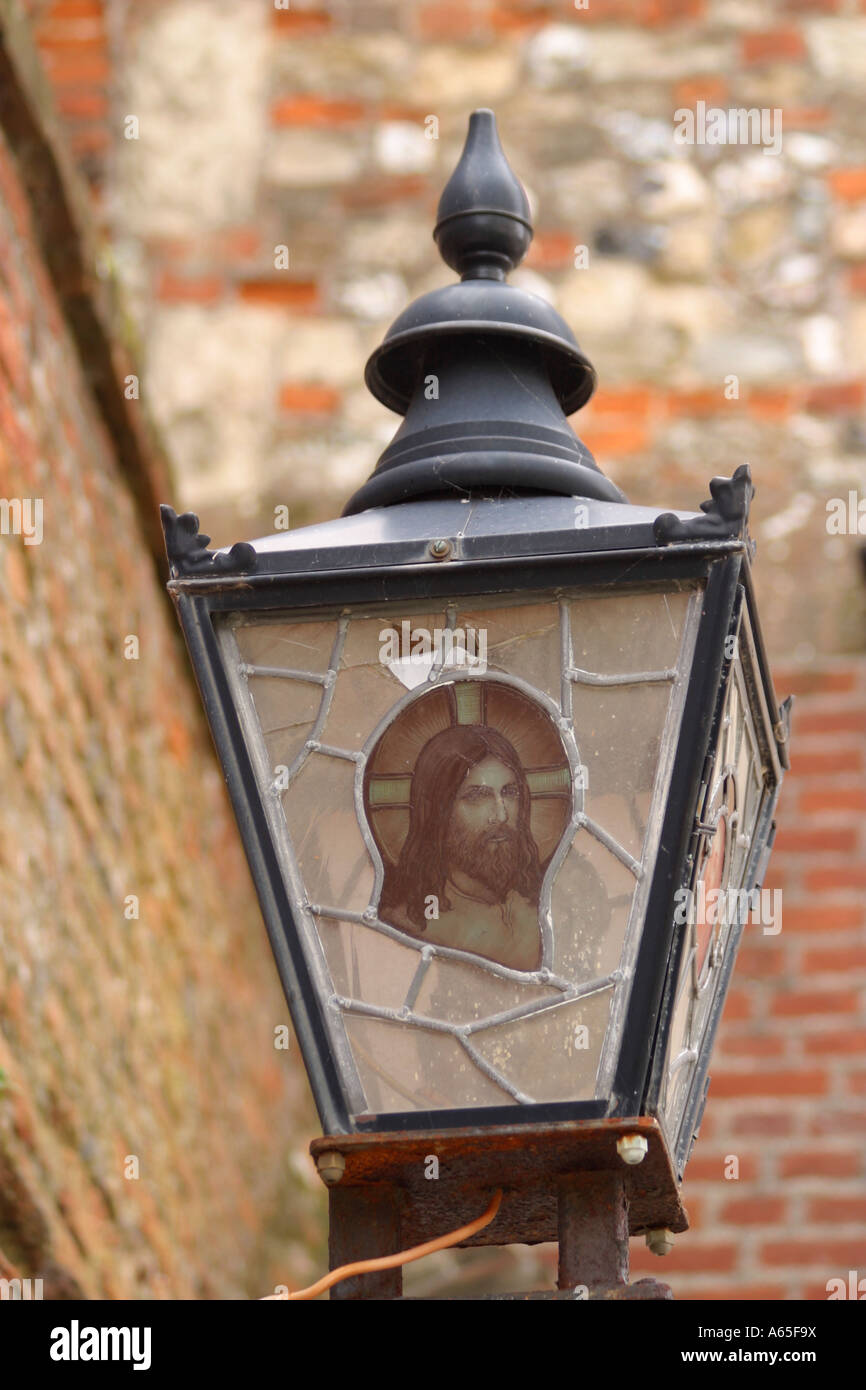 Lampada in vetro colorato con immagine di Gesù Cristo all'aperto presso la cattedrale di Chichester, West Sussex, Inghilterra, Regno Unito Foto Stock Lampada in vetro colorato con immagine di Gesù Cristo all'aperto presso la cattedrale di Chichester, West Sussex, Inghilterra, Regno Unito Foto Stock