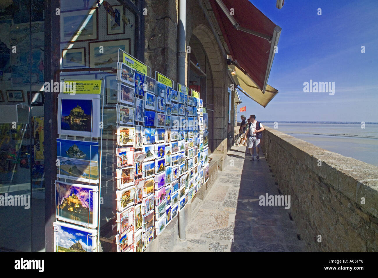 Cartoline negozio sul bastione, Mont St-Michel, Normandia, Francia, Europa Foto Stock