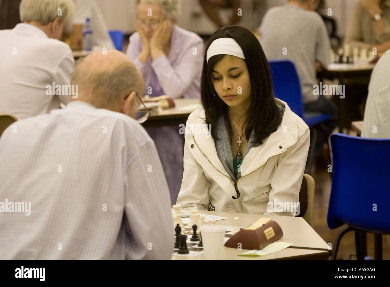 Piuttosto giovane ragazza adolescente a giocare nel Torneo Internazionale di Scacchi a Caerleon South Wales 2006 Foto Stock