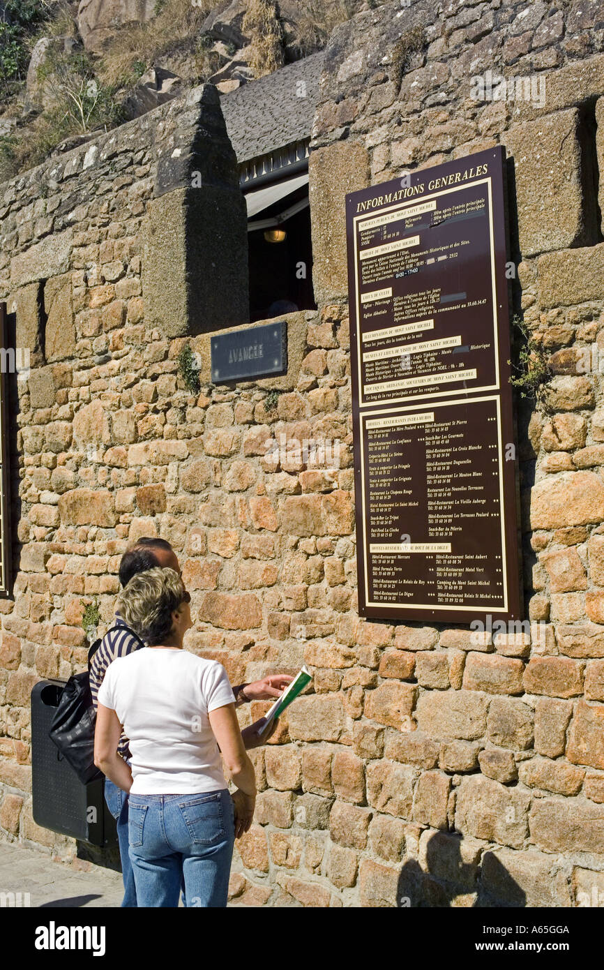 COPPIA LETTURA SCHEDA INFORMATIVA, MONT-ST-MICHEL MONTE, NORMANDIA, FRANCIA, EUROPA Foto Stock
