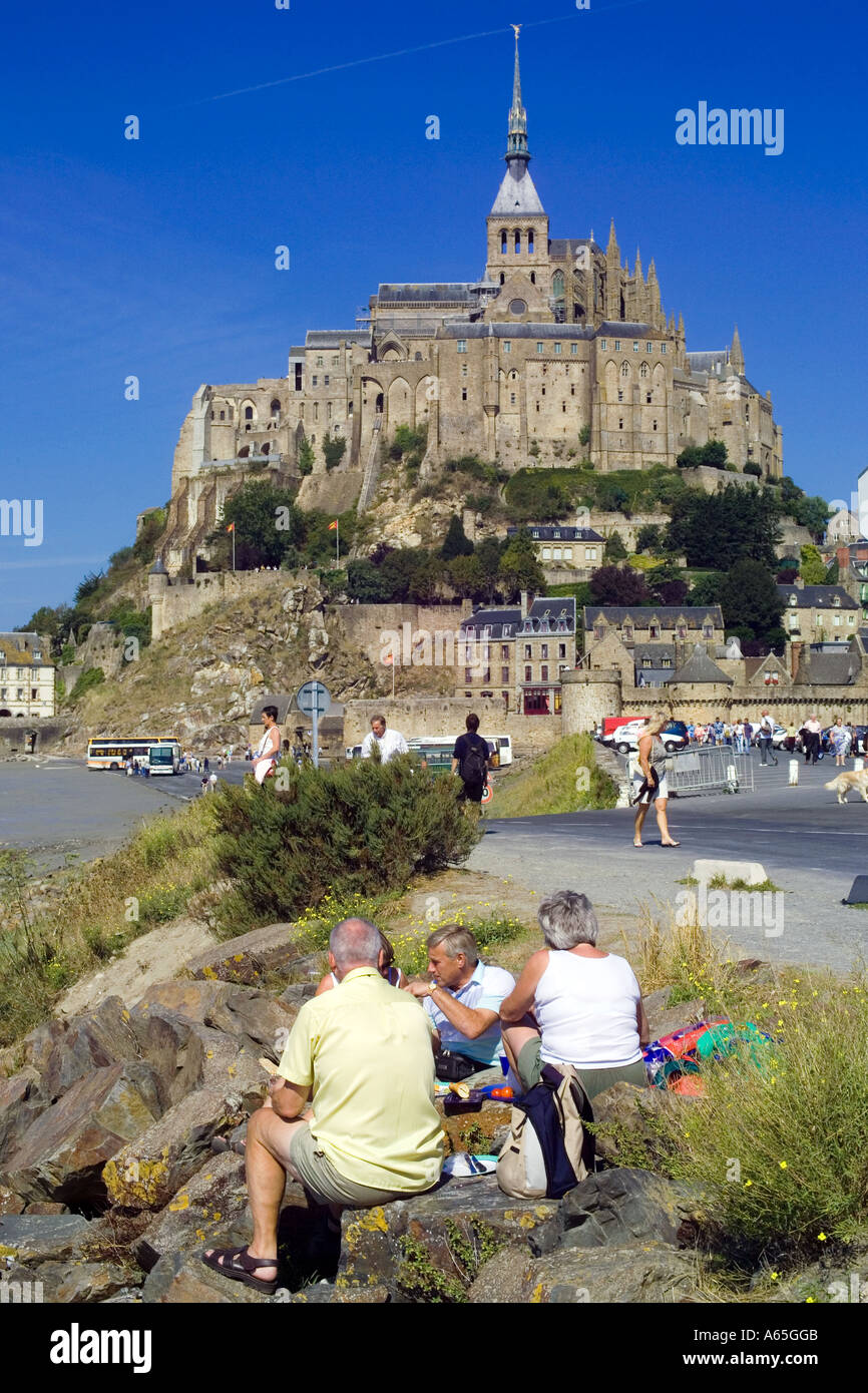 LA GENTE PICNICING DI FRONTE AL MONT ST-MICHEL MONT NORMANDY FRANCE EUROPE Foto Stock