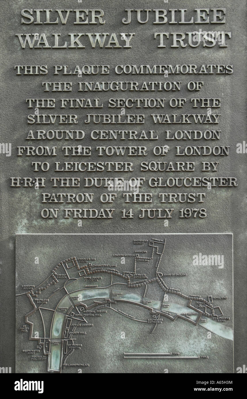 Lapide che ricorda l'apertura della sezione finale del Silver Jubilee passerella Chancery Lane Londra Foto Stock