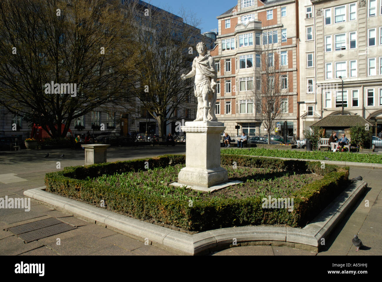 I giardini e la statua di George II in Golden Square Soho London Inghilterra England Foto Stock