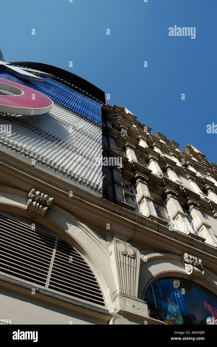 Drammatica vista guardando il famoso display advertising e edificio adiacente a Piccadilly Circus Foto Stock