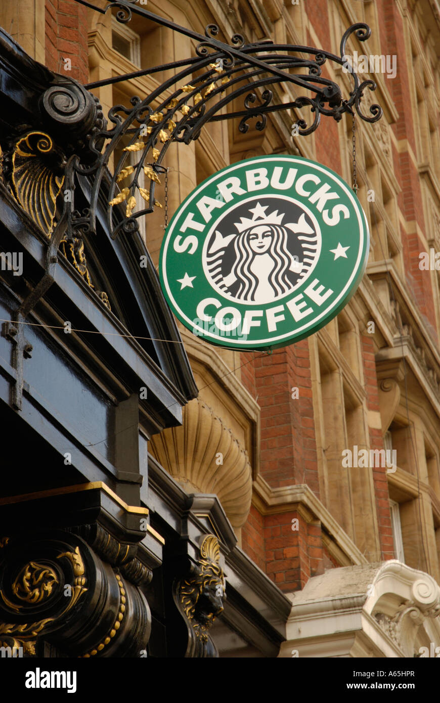 Architettura ornati di Starbucks Cafe in St Martin's Lane London Inghilterra England Foto Stock