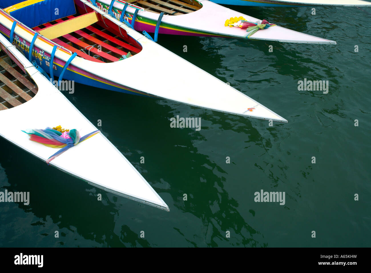 Barche ormeggiate sul fiume Bangkok in Thailandia Foto Stock