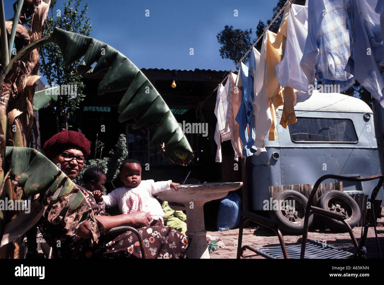 La famiglia Zulu che vivono in un bus Alexandra township di Johannesburg in Sud Africa Foto Stock