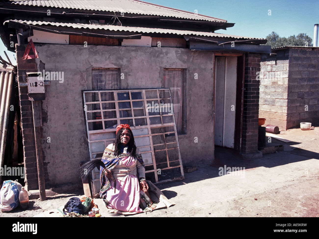 Witchdoctor femmina sangoma, Alexandra township di Johannesburg in Sud Africa Foto Stock
