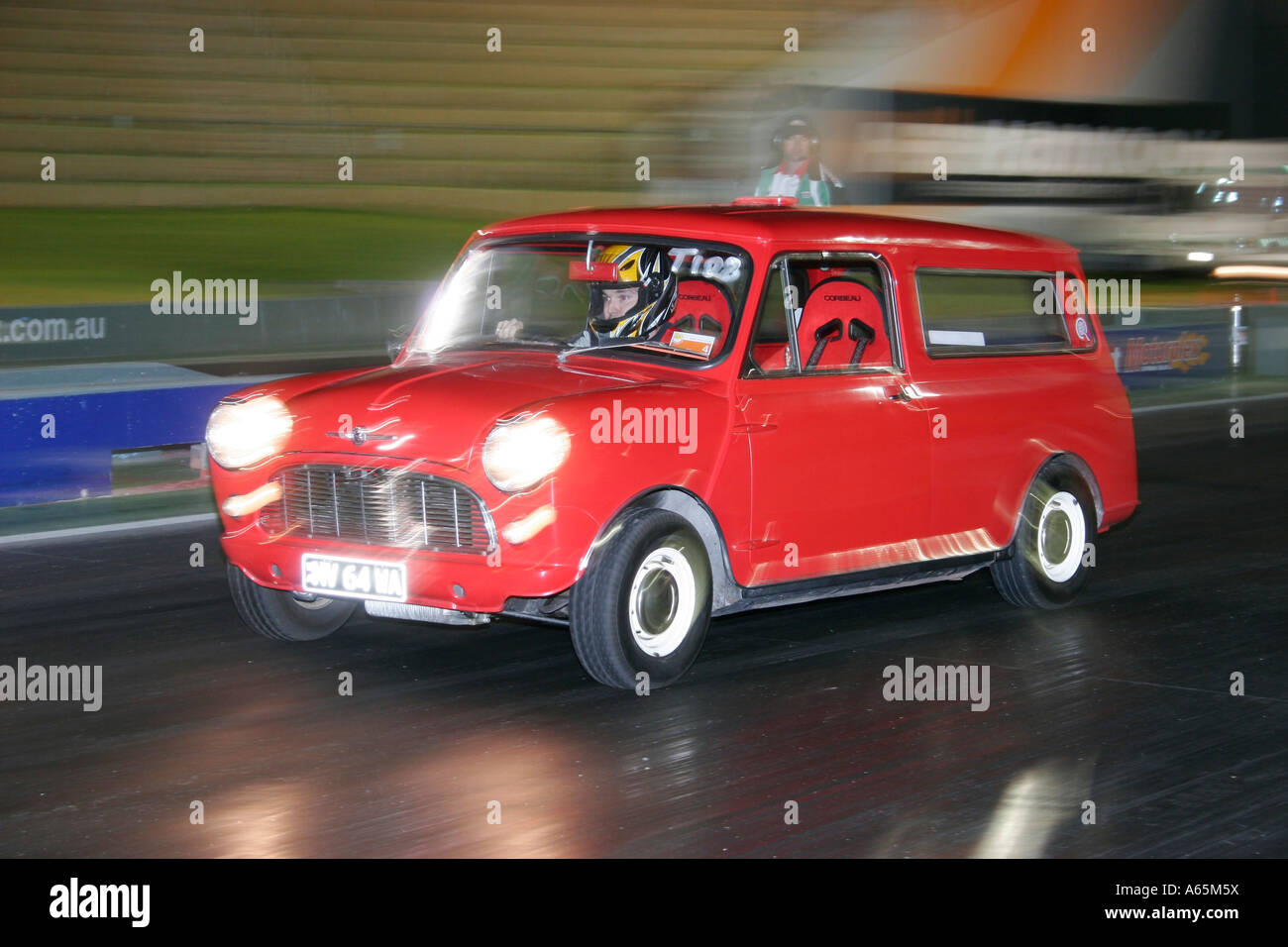 Mini van racing giù un drag strip Foto Stock