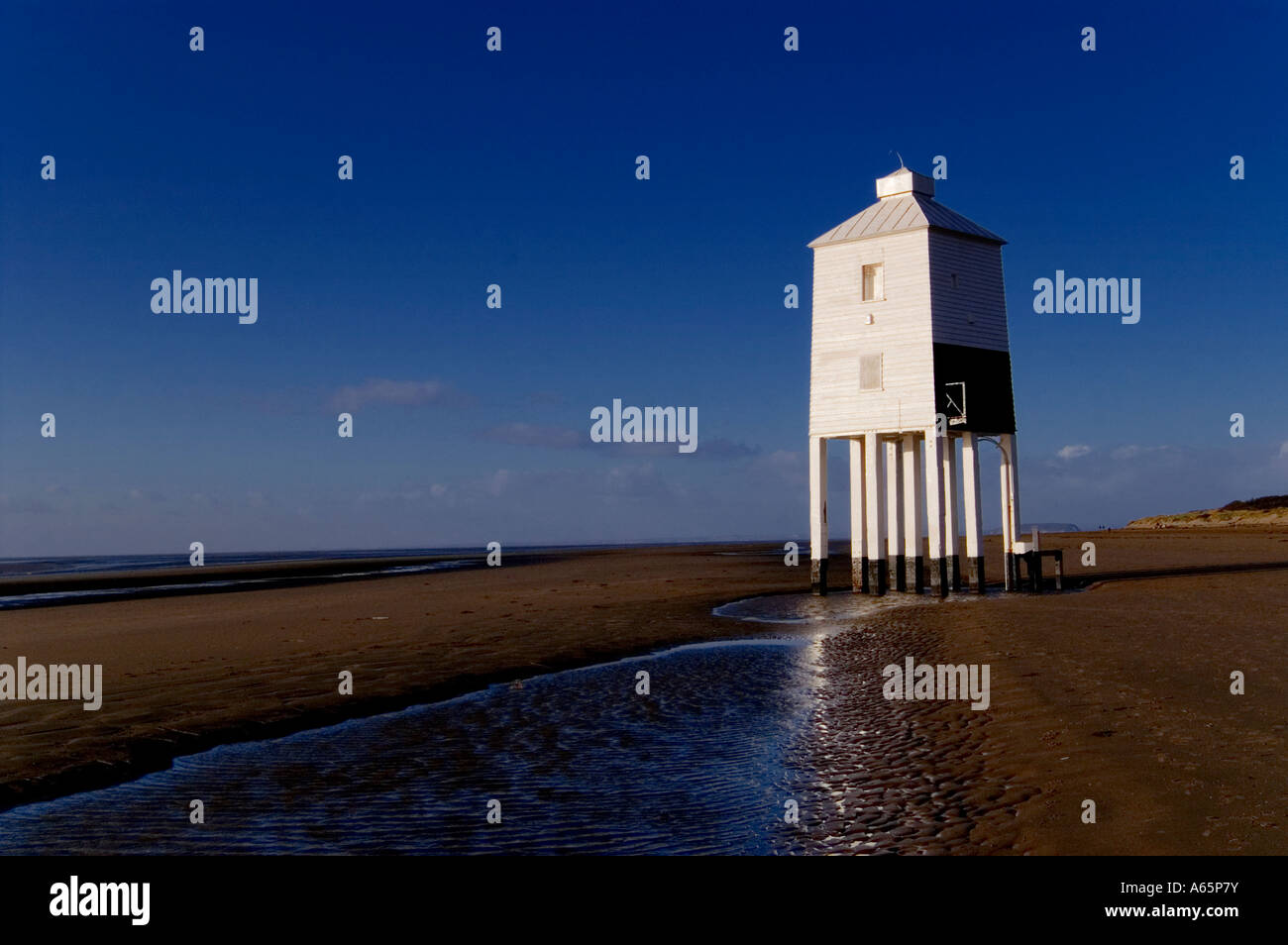 Clapboard faro sulla spiaggia con la bassa marea, Burnham on sea, Somerset REGNO UNITO Foto Stock