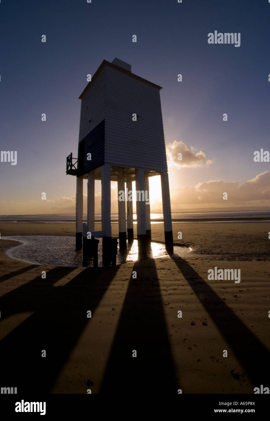 Clapboard faro sulla spiaggia con la bassa marea, Burnham on sea, Somerset REGNO UNITO Foto Stock