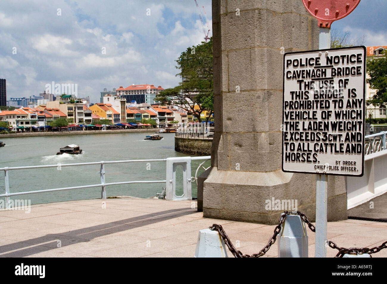 Antico segno coloniale sul Cavenagh Bridge Boat Quay Singapore Foto Stock