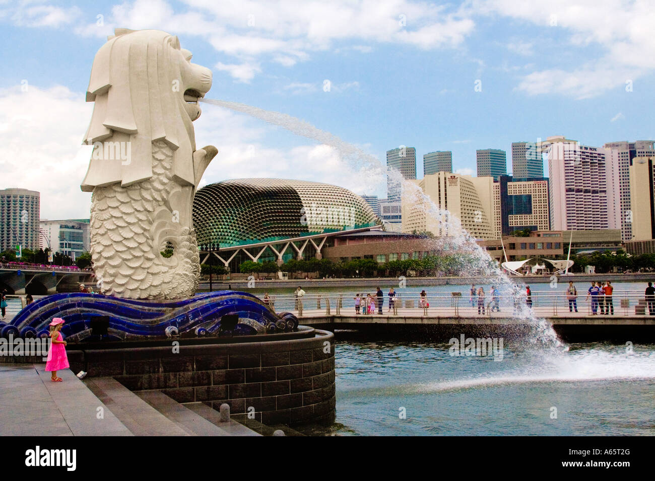 Bambina Merlion e l'Esplanade Singapore Foto Stock