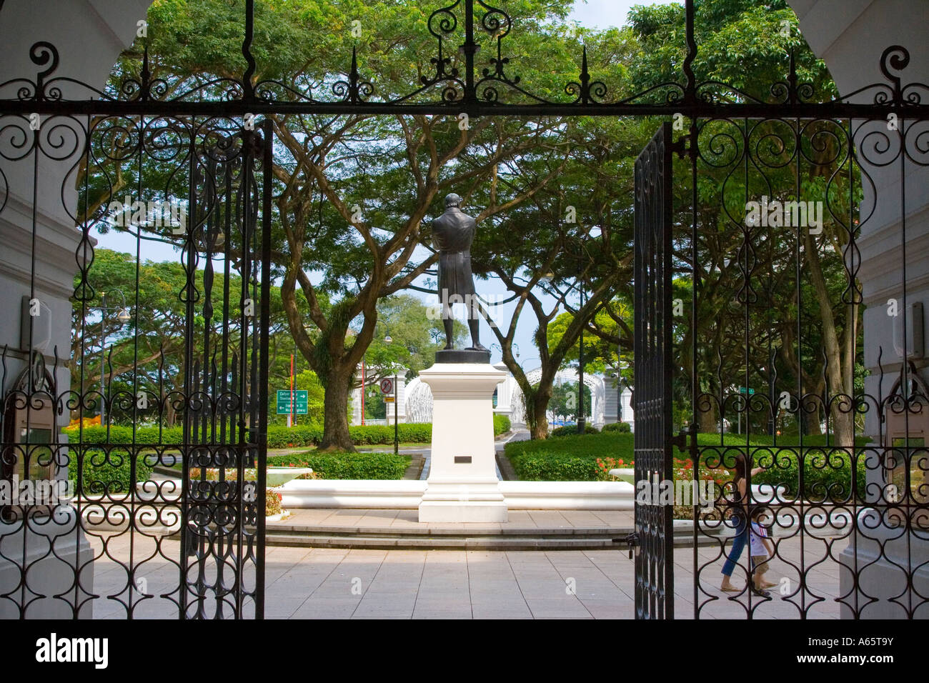 Statua di Sir Stamford Raffles dall'interno Old Town Hall Singapore Foto Stock