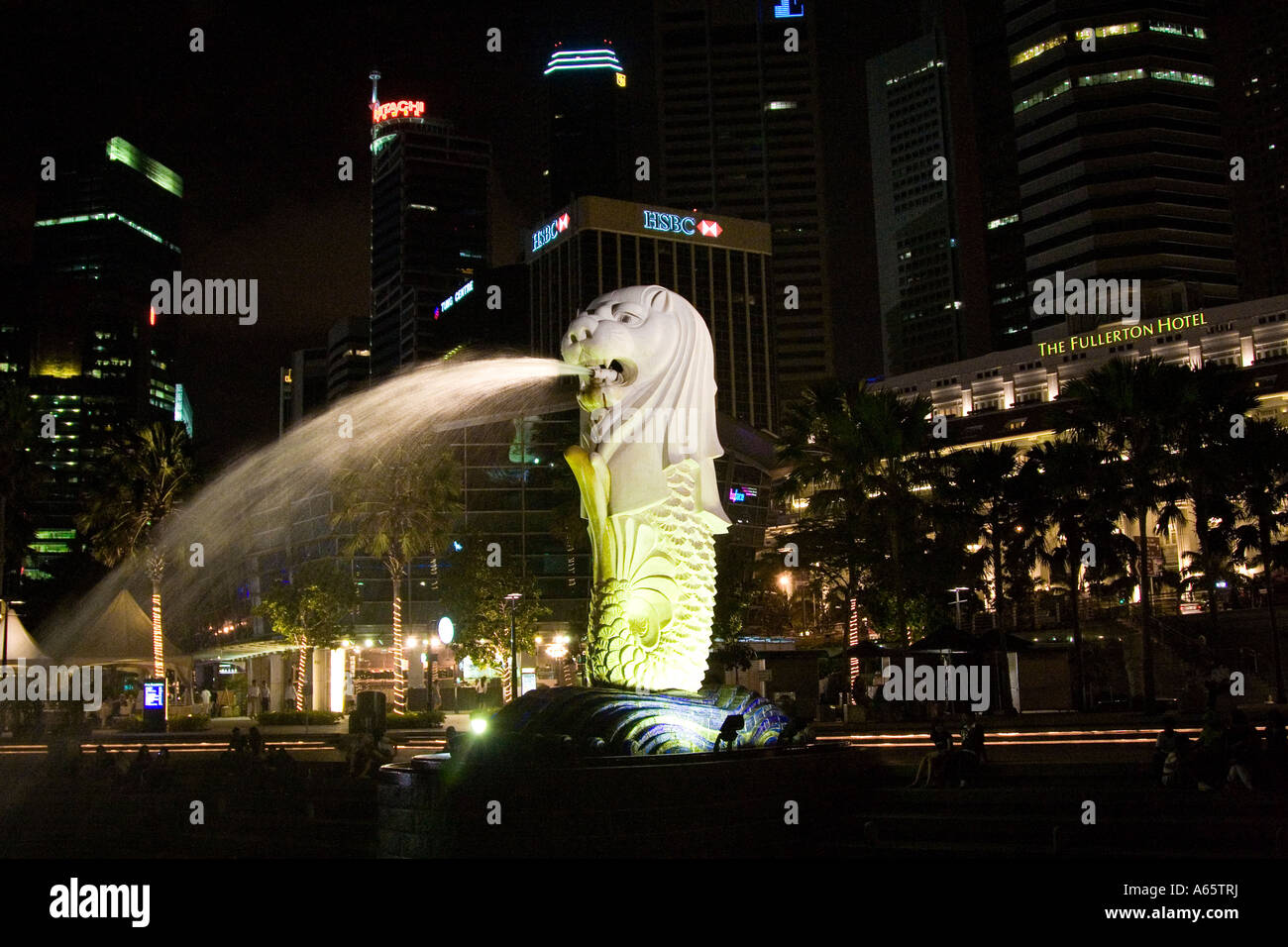 Merlion nella parte anteriore del centro cittadino di Singapore di Notte Foto Stock