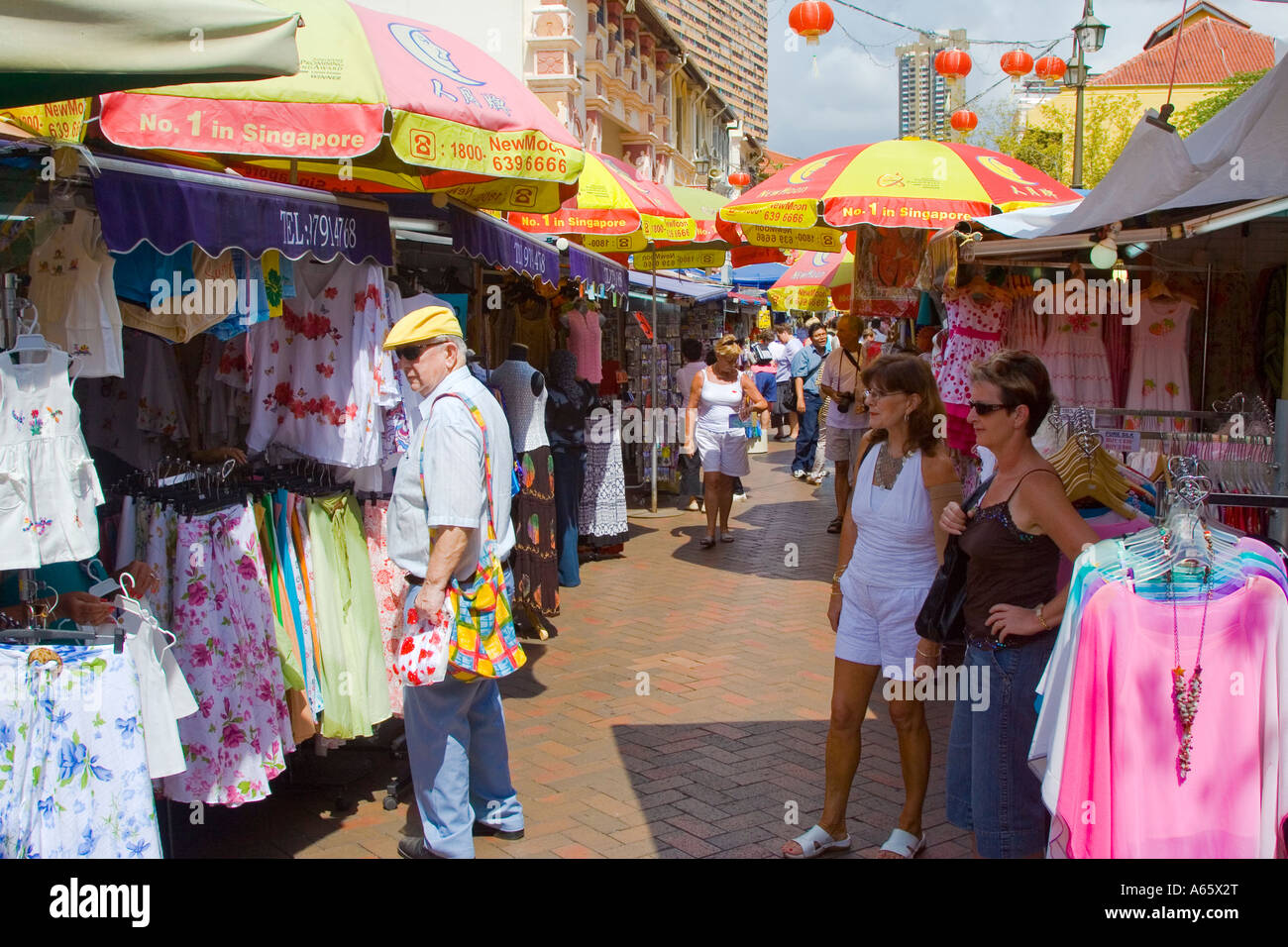 Turisti negozi di souvenir in mercato di Chinatown Singapore Foto Stock