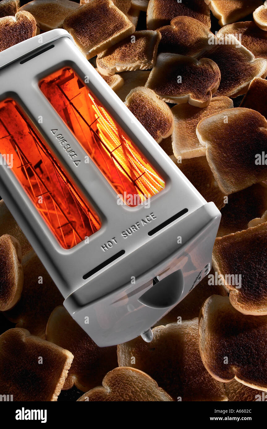 Tostapane con molti pezzi di pane tostato Foto Stock