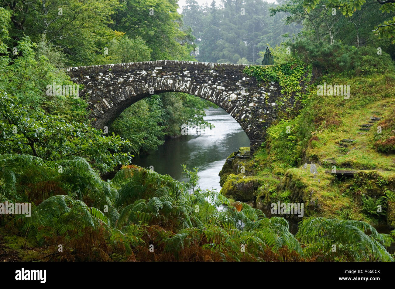 Il vecchio ponte in pietra che attraversa il fiume Shiel vicino al Loch Moidart Moidart Scozia Scotland Foto Stock