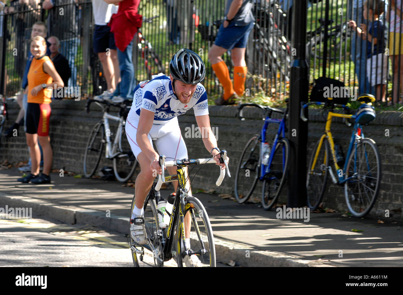 Concorrente nel tour della Gran Bretagna cycle race su Primrose Hill Londra Foto Stock