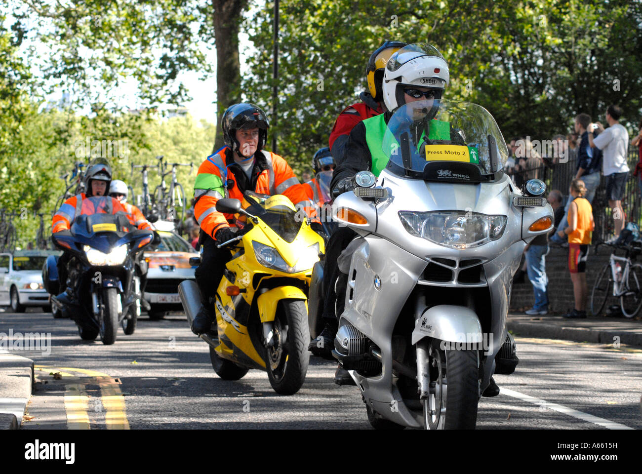 Gara esegue il marshalling al tour della Gran Bretagna cycle race su Primrose Hill Londra Foto Stock