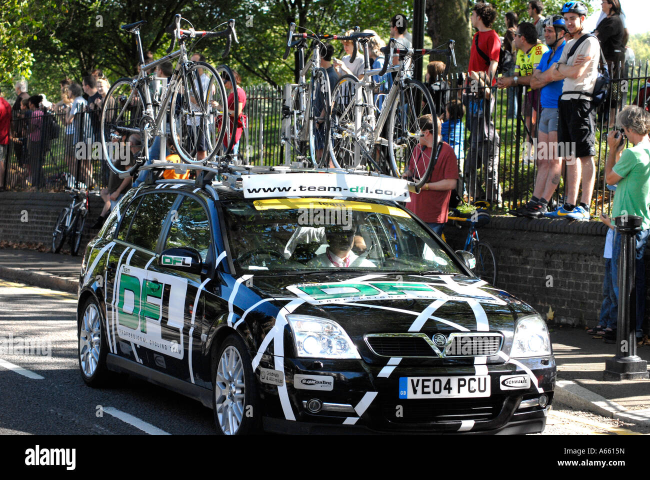 DFL vettura del team nel tour della Gran Bretagna cycle race su Primrose Hill Londra Foto Stock