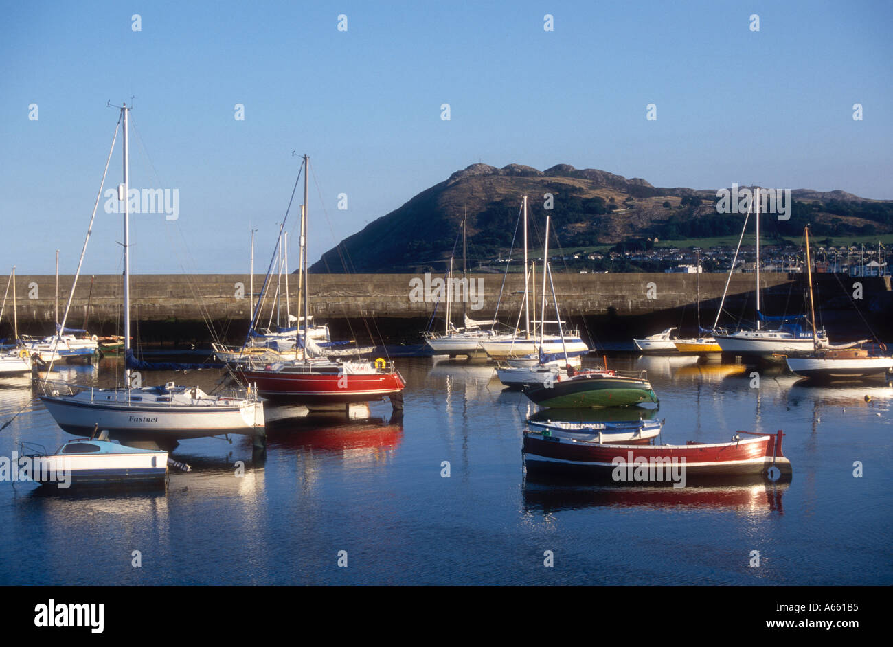 Bray porto guardando verso la testa di Bray nella contea di Wicklow Repubblica di Irlanda Foto Stock