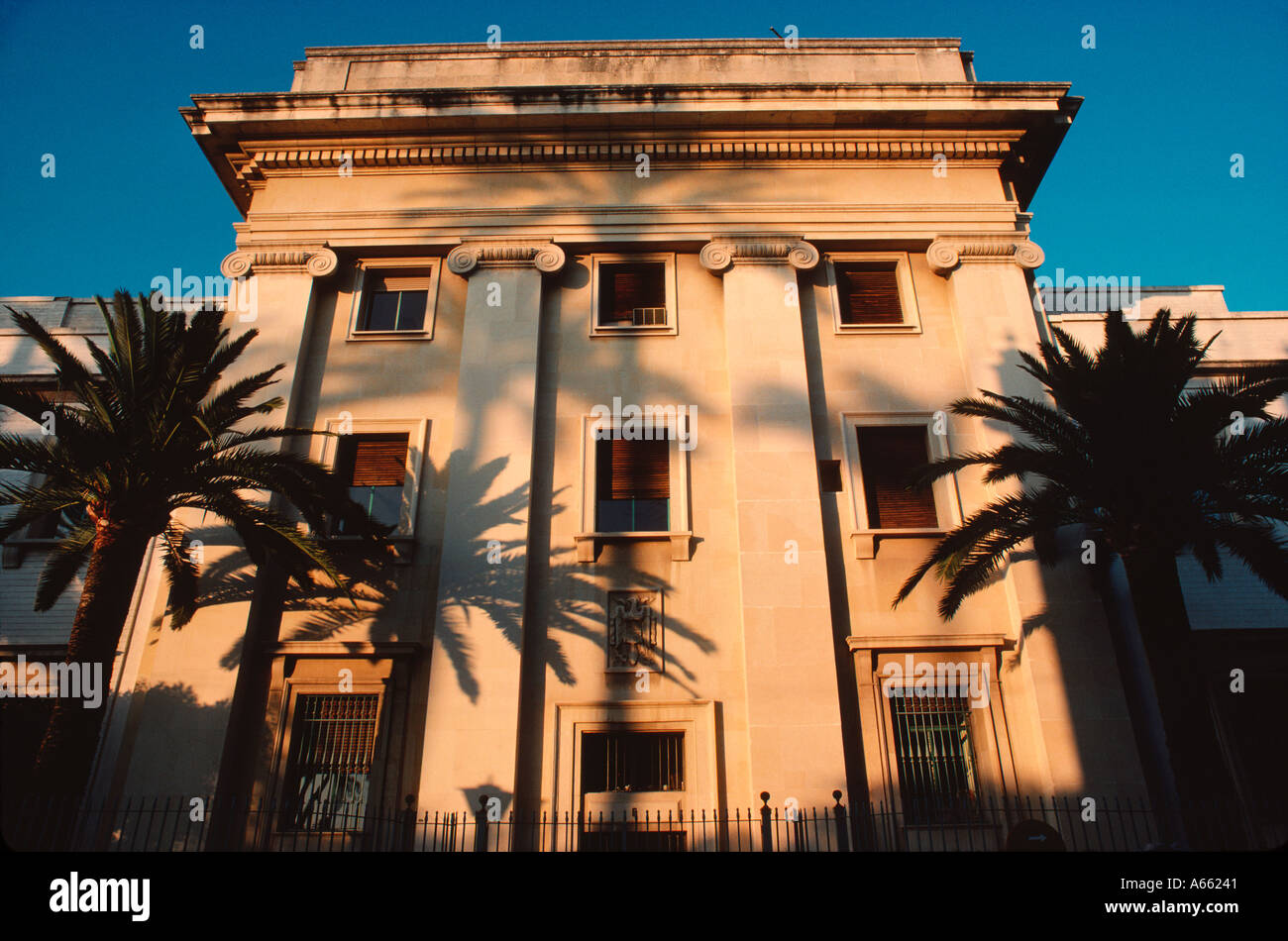 Edificio neoclassico in drammatica luce della sera a Siviglia Spagna Foto Stock