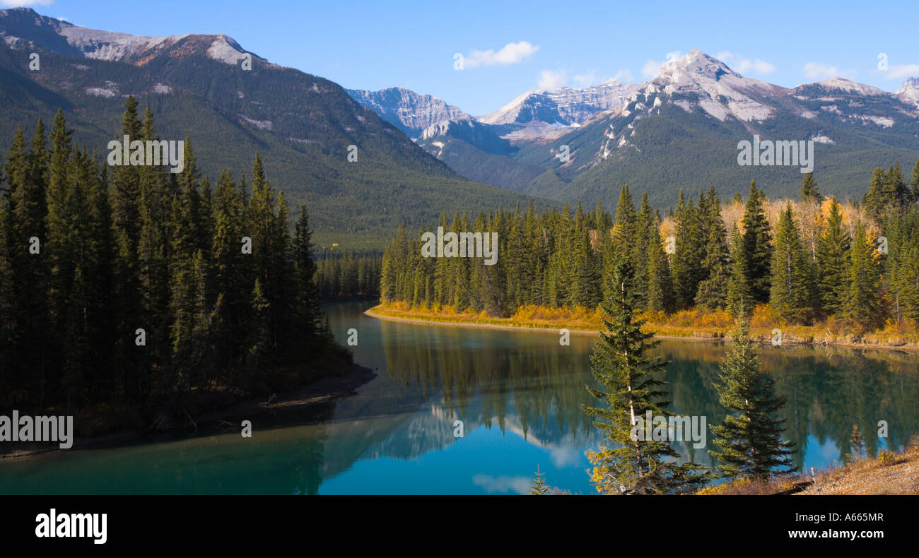 Il fiume si snoda attraverso le spettacolari Montagne Rocciose Canadesi in campagna Foto Stock