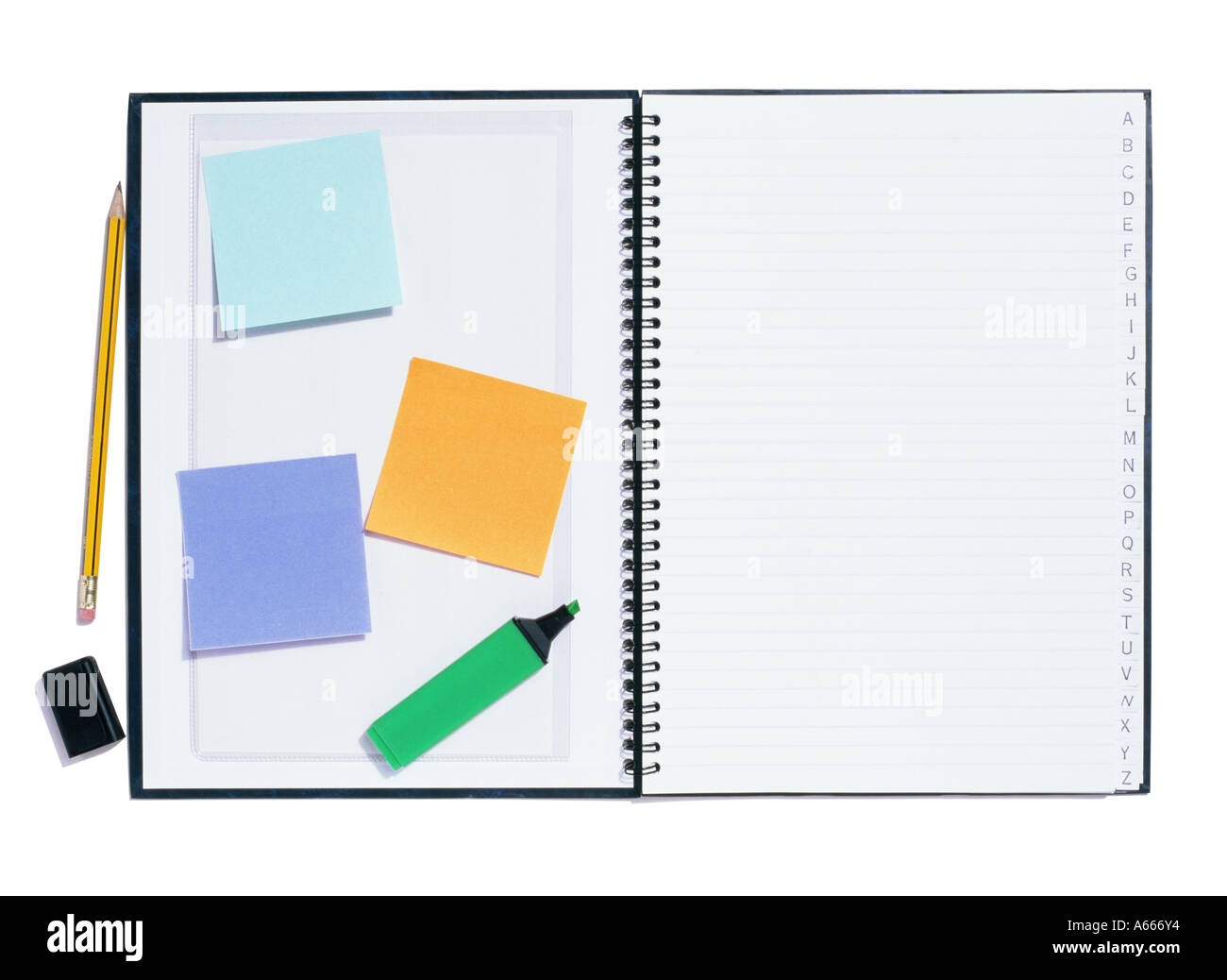 Un open rilegato a spirale notebook con post-it matita ed evidenziatore Foto Stock